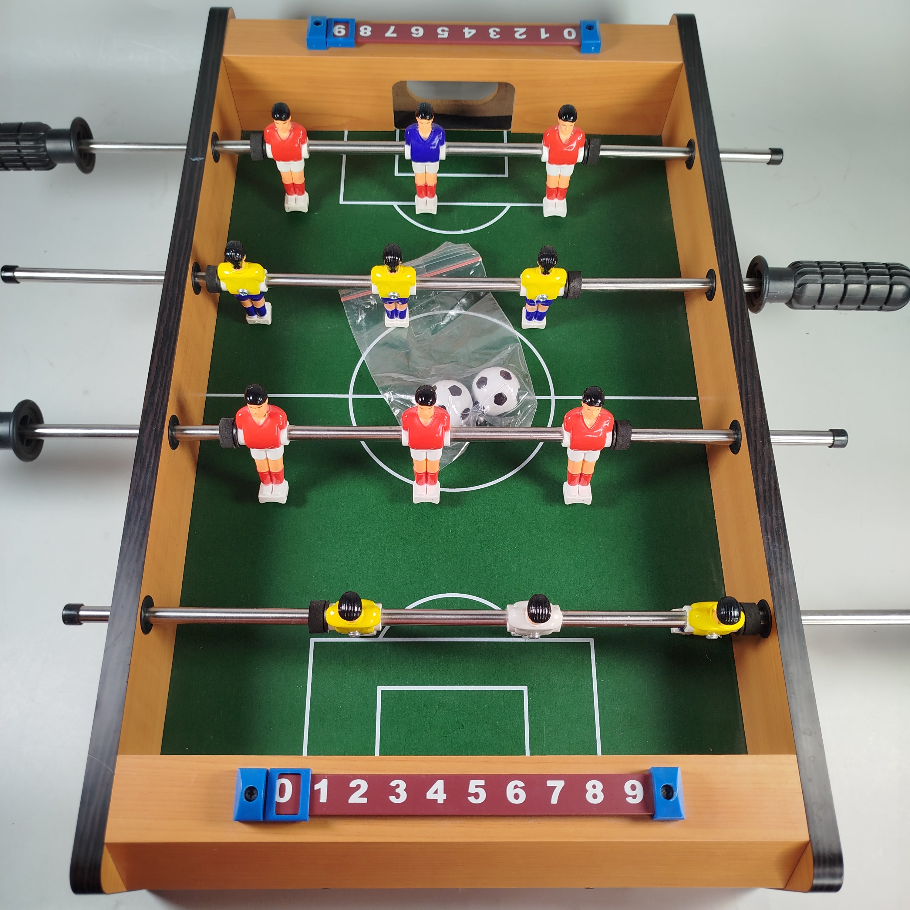 Tischkicker – Kompakter Tischfußball mit 2 Bällen